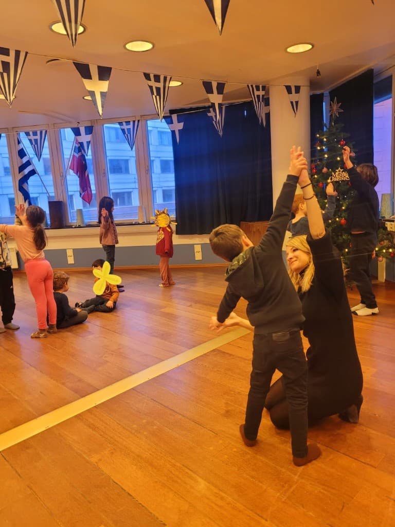 Workshop med greske og norske flagg