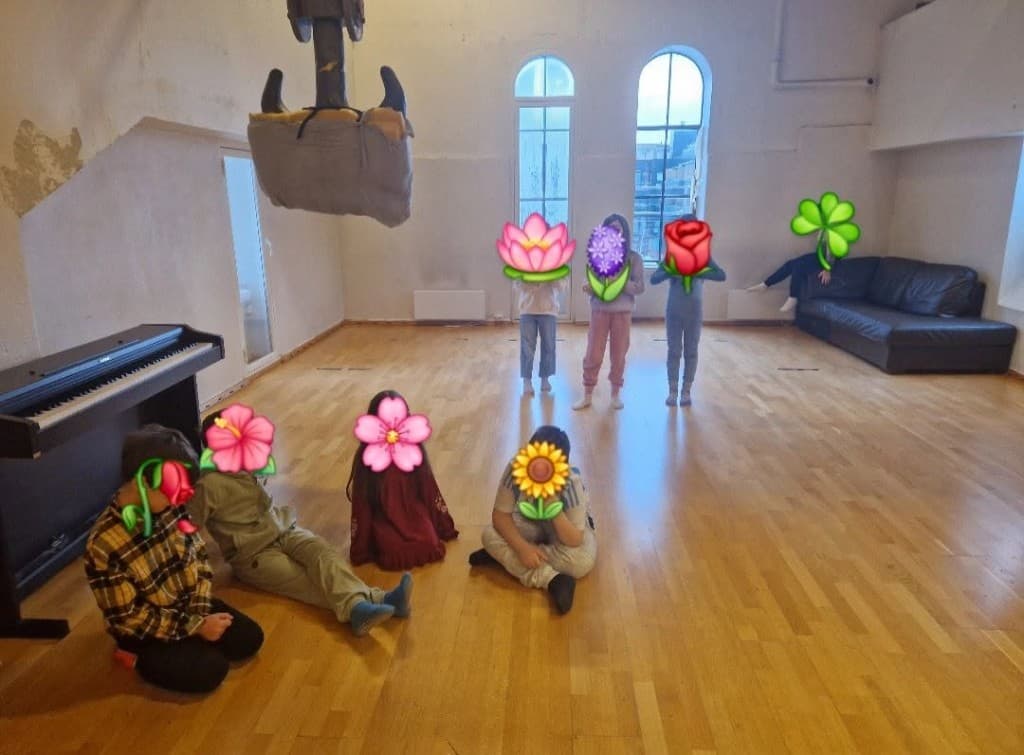 Barn og unge i studio under prøve