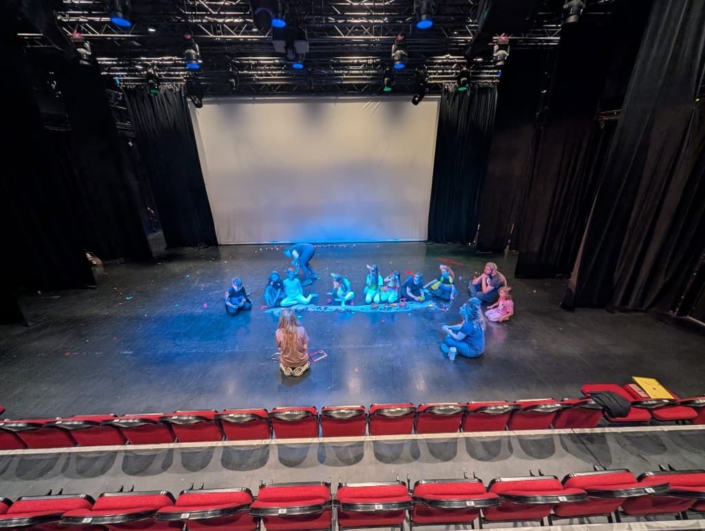 Workshop på teaterscene med blått lys